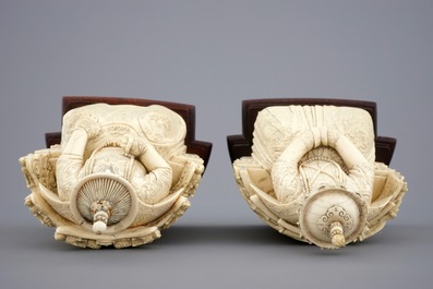 Une paire de figures d'empereurs sur thr&ocirc;nes en ivoire, Chine, vers 1900