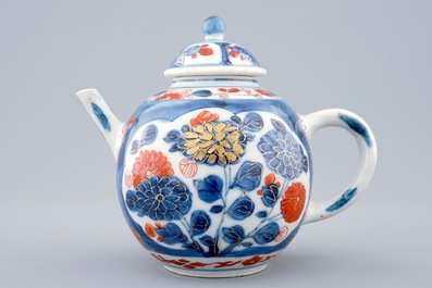 A Chinese Imari style teapot and cover, Qianlong, 18th C.