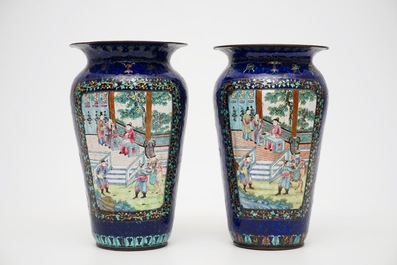 Une paire de vases en &eacute;mail de Canton au fond bleu, 19&egrave;me