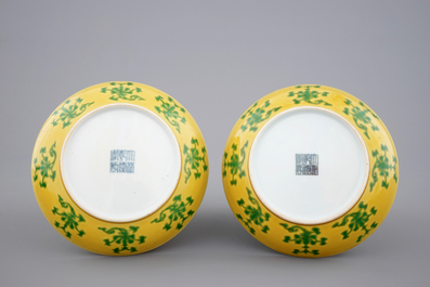 Une paire de petits plats en porcelaine de Chine monochrome jaune, marque et prob. p&eacute;riode de Qianlong
