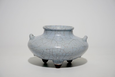 Een Chinese craquel&eacute; glazuur wierookbrander op drie pootjes, Qianlong merk en mog. periode