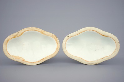 Une paire de terrines et couvercles sur pr&eacute;sentoirs en porcelaine de Chine famille verte, 19&egrave;me