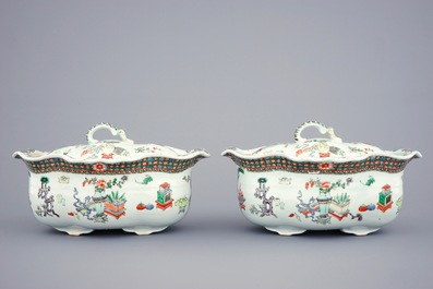 Une paire de terrines et couvercles sur pr&eacute;sentoirs en porcelaine de Chine famille verte, 19&egrave;me