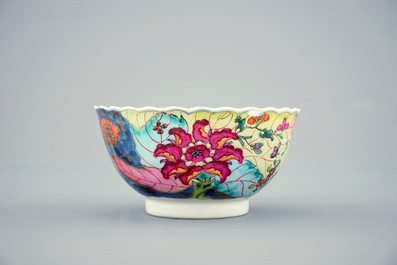 Een set van 8 grote Chinese famille rose koppen en 6 schotels met decor van tabaksbladeren, Qianlong, 18e eeuw
