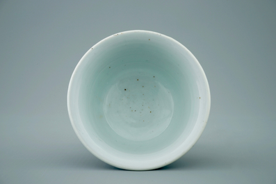 Een Chinese monochrome blauwe stem cup met onderglazuur decor, Kangxi