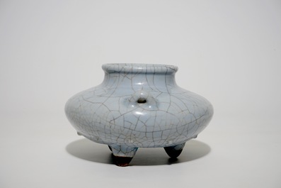 Een Chinese craquel&eacute; glazuur wierookbrander op drie pootjes, Qianlong merk en mog. periode
