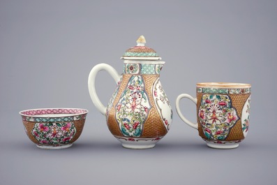 Une partie d'une service &agrave; th&eacute; en porcelaine de Chine famille rose et dor&eacute;, Yongzheng, 1723-1735