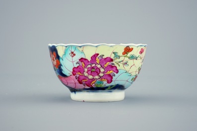 Een set van 5 Chinese famille rose koppen en 3 schotels met decor van tabaksbladeren, Qianlong, 18e eeuw