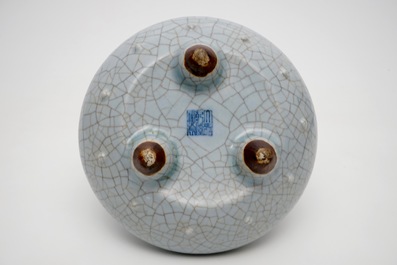 Een Chinese craquel&eacute; glazuur wierookbrander op drie pootjes, Qianlong merk en mog. periode