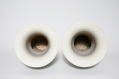 Une paire de vases de forme yenyen en porcelaine de Chine famille noire, 19&egrave;me