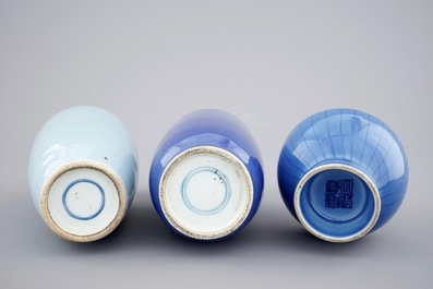 Een lot van 3 Chinese monochrome blauwe vazen, 19e eeuw