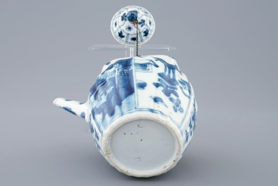 Une th&eacute;i&egrave;re et son couvercle en porcelaine de Chine bleu et blanc, Kangxi