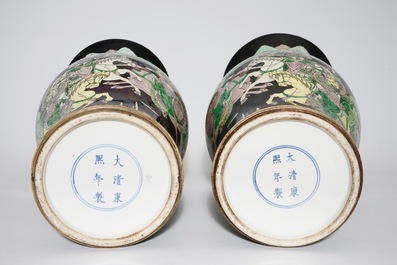 Une paire de vases de forme yenyen en porcelaine de Chine famille noire, 19&egrave;me