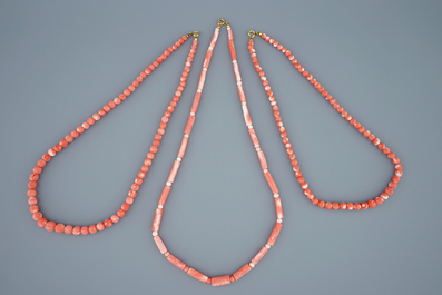 Une collection de colliers et figures en corail rouge, 19/20&egrave;me