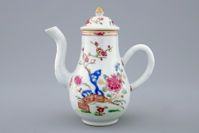 Een Chinees famille rose dekselkannetje, Qianlong, 18e eeuw