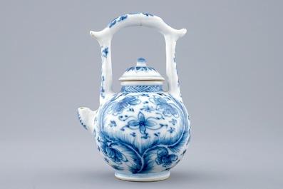 Een Chinees blauw-wit theepotje met hoog handvat, Kangxi