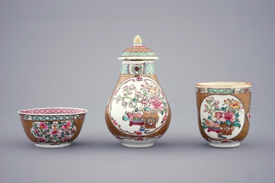Une partie d'une service &agrave; th&eacute; en porcelaine de Chine famille rose et dor&eacute;, Yongzheng, 1723-1735