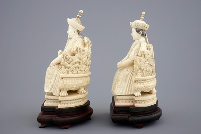 Une paire de figures d'empereurs sur thr&ocirc;nes en ivoire, Chine, vers 1900