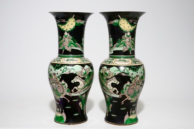 Une paire de vases de forme yenyen en porcelaine de Chine famille noire, 19&egrave;me