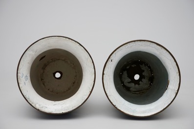 Une paire de vases en &eacute;mail de Canton au fond bleu, 19&egrave;me