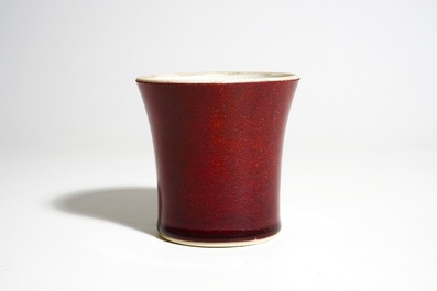 Un pot &agrave; pinceaux en porcelaine de Chine rouge monochrome, marque et p&eacute;riode de Kangxi