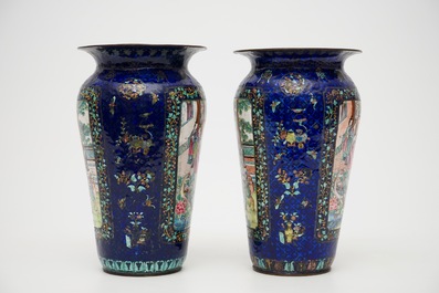 Une paire de vases en &eacute;mail de Canton au fond bleu, 19&egrave;me