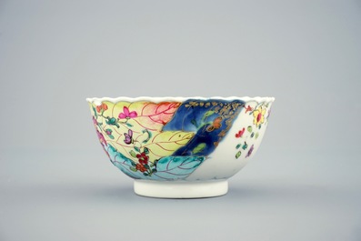 Een set van 8 grote Chinese famille rose koppen en 6 schotels met decor van tabaksbladeren, Qianlong, 18e eeuw