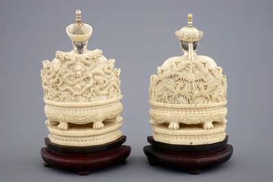 Une paire de figures d'empereurs sur thr&ocirc;nes en ivoire, Chine, vers 1900