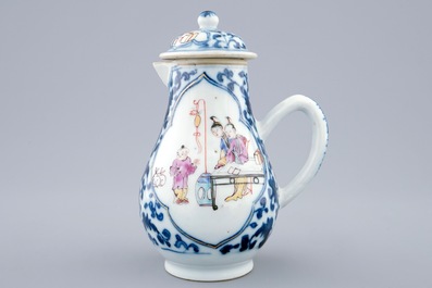 Une verseuse couverte en porcelaine de Chine &agrave; d&eacute;cor mandarin, Qianlong, 18&egrave;me