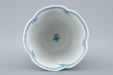 Een Chinese blauw-witte beker op voet met vlakverdeling, Kangxi