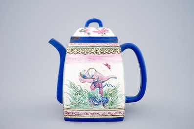 Een grote beschilderde Chinese Yixing steengoed theepot met deksel, 19e eeuw