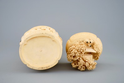 Un vase et son couvercle en ivoire sculpt&eacute; &agrave; d&eacute;cor de figures dans un paysage, vers 1900