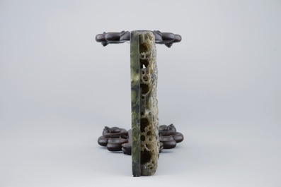 Un &eacute;cran de table chinois en pierre de savon imitant jade vert sculpt&eacute;, 19/20&egrave;me
