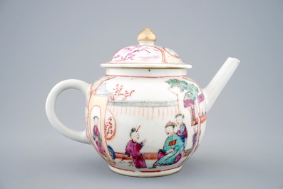 Une th&eacute;i&egrave;re en porcelaine de Chine &agrave; d&eacute;cor mandarin, Qianlong, 18&egrave;me