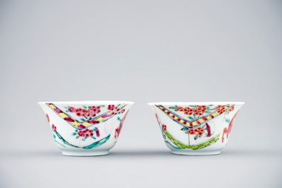 Een paar Chinese famille rose koppen en schotels met paarden, Yongzheng, 1723-1735