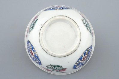 Een Chinese famille rose semi-eierschaal kop en schotel met floraal decor, Yongzheng/Qianlong