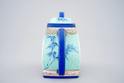 Een grote beschilderde Chinese Yixing steengoed theepot met deksel, 19e eeuw