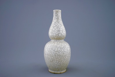 Een monochrome Chinese dubbele gourde vaas met craquel&eacute; glazuur, 19e eeuw