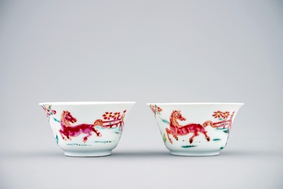 Een paar Chinese famille rose koppen en schotels met paarden, Yongzheng, 1723-1735