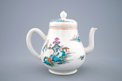 Een Chinese famille rose theepot met landschapsdecor, Qianlong, 18e eeuw