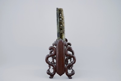 Un &eacute;cran de table chinois en pierre de savon imitant jade vert sculpt&eacute;, 19/20&egrave;me