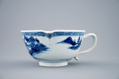 Een Chinese blauw-witte sauskom uit de Nanking cargo, Qianlong