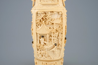 Un vase et son couvercle en ivoire sculpt&eacute; &agrave; d&eacute;cor de figures dans un paysage, vers 1900