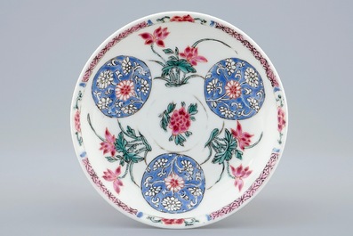 Een Chinese famille rose semi-eierschaal kop en schotel met floraal decor, Yongzheng/Qianlong