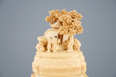 Un vase et son couvercle en ivoire sculpt&eacute; &agrave; d&eacute;cor de figures dans un paysage, vers 1900
