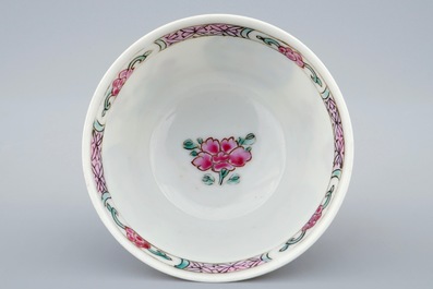 Een Chinese famille rose semi-eierschaal kop en schotel met floraal decor, Yongzheng/Qianlong