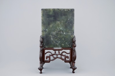 Un &eacute;cran de table chinois en pierre de savon imitant jade vert sculpt&eacute;, 19/20&egrave;me