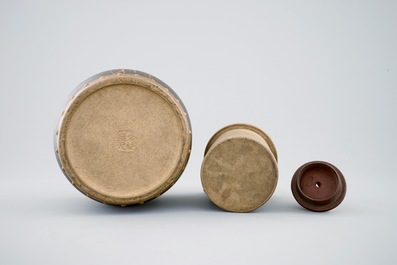 Une th&eacute;i&egrave;re et son couvercle en gr&egrave;s &eacute;maill&eacute; de Yixing avec inscription, Chine, 20&egrave;me