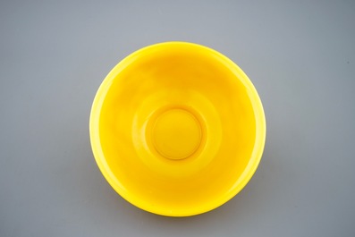 Een Chinese kom in geel Peking glas met reli&euml;fdecor, 19e eeuw