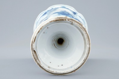 Een Chinese blauw-witte beker op voet met vlakverdeling, Kangxi